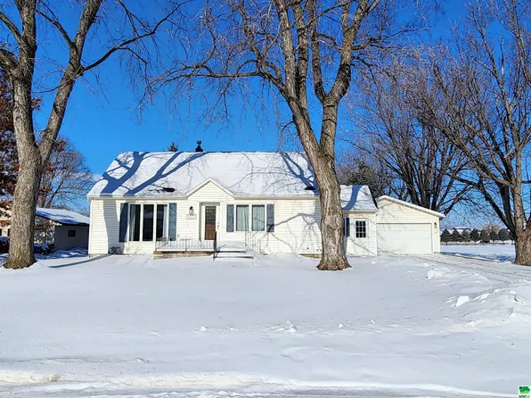 823 5th St, Hull, IA 51239