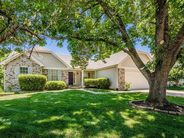 1738 Pheasant Run Dr, Maryland Heights, MO 63043