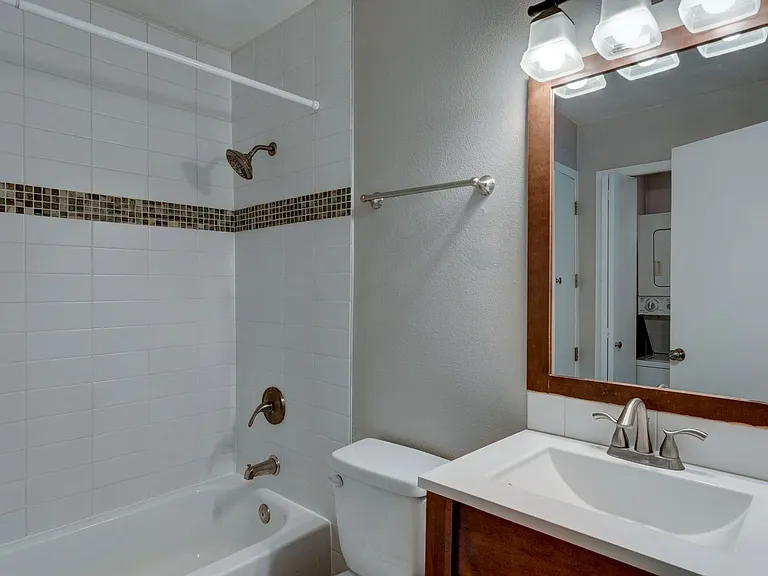 Recently Updated 2-bedroom Cottage — Photo 10