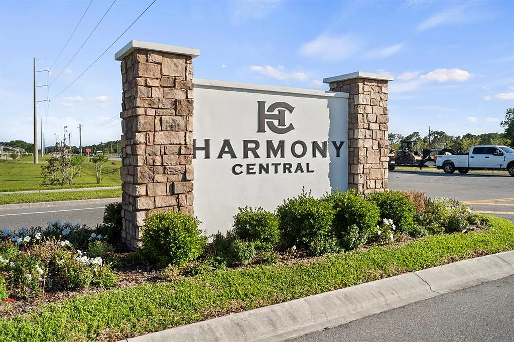 4 bed, 3.0 bath, 2400 sqft, $2,575 — Photo 3
