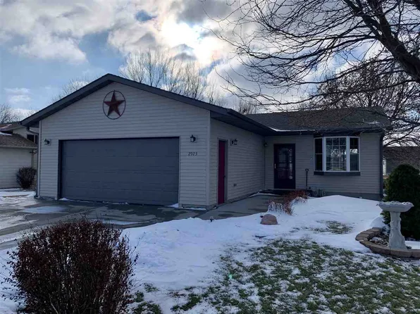 2923 Lakeview Dr, Yankton, SD 57078
