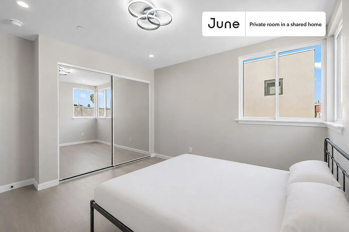 Queen bedroom in 5 bed/5 bath home in Boyle Heights #1829 E — Photo 1