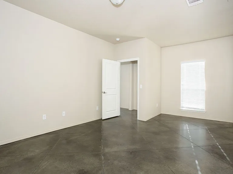 4600 Gloster St — Photo 16