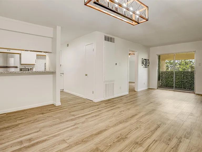 3131 Cummins St #14 — Photo 2
