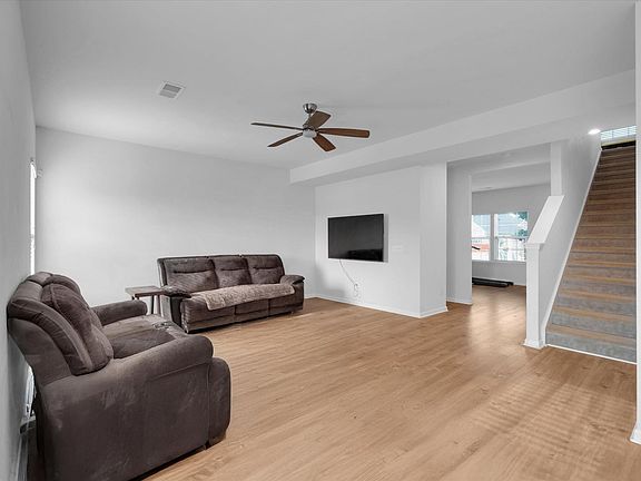 5th image of 529 Bucklebury Rd