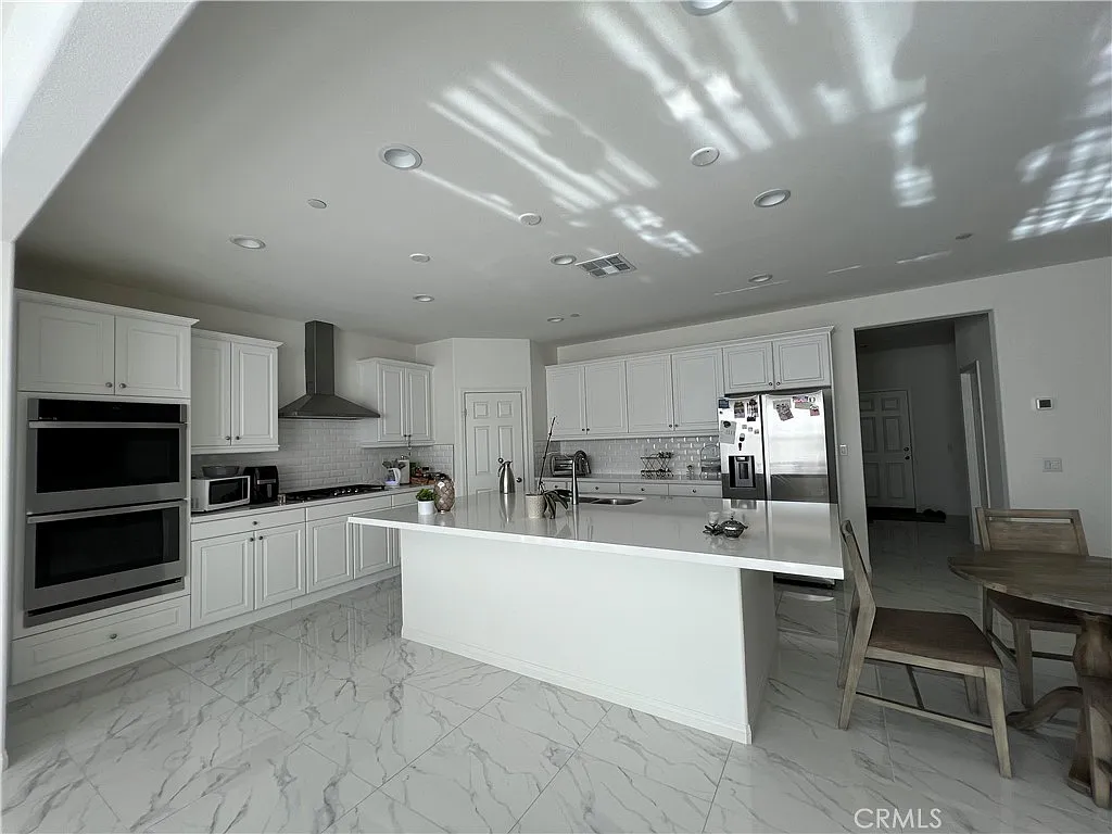 4 bed, 2.5 bath, 2900 sqft, $4,500 — Photo 2