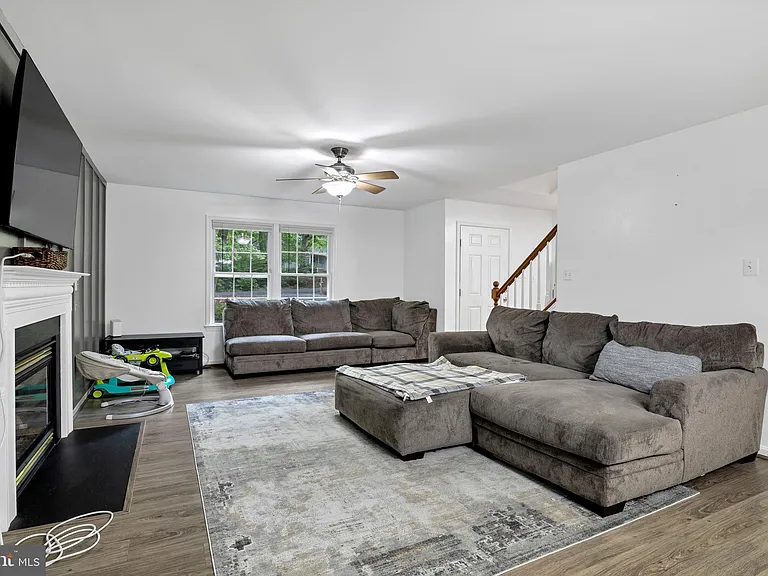 583 Norwich Dr — Photo 5