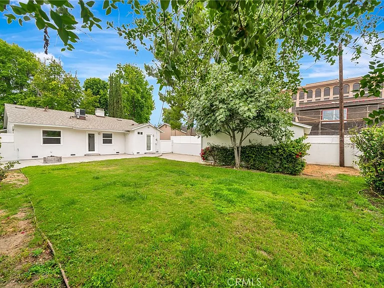 4833 Longridge Ave — Photo 31