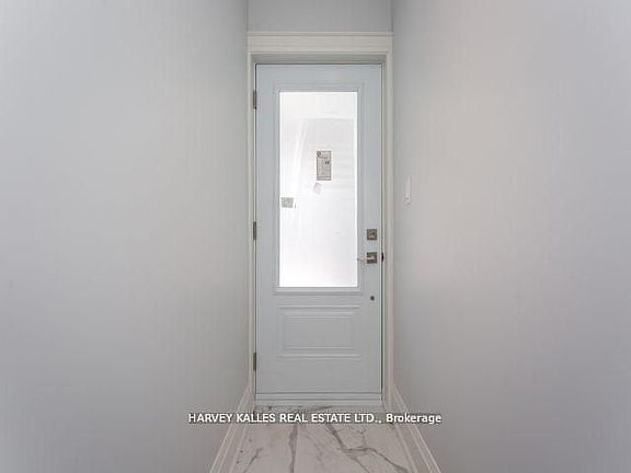 3rd image of 987 Avenue Rd