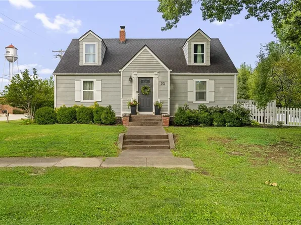 301 S Mulberry St, Louisburg, KS 66053