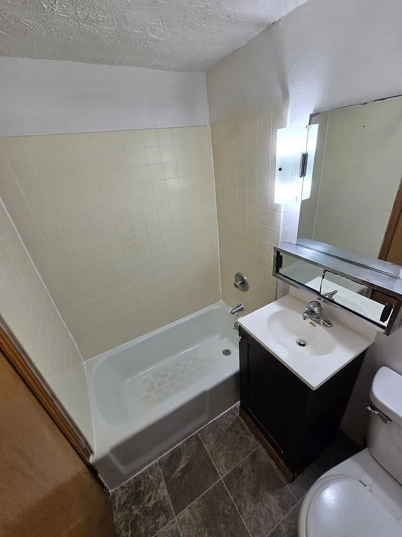 1038 S 16th Street Apartments — Photo 2