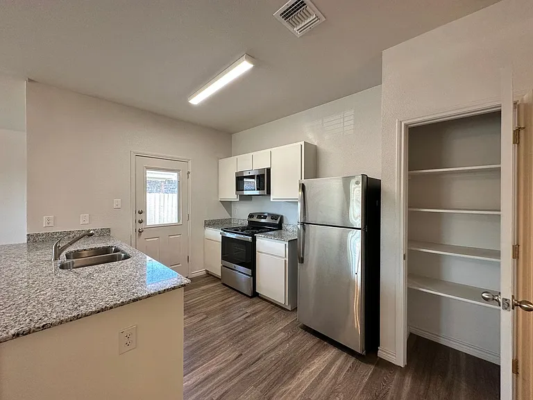 1821 Clovis Dr — Photo 5