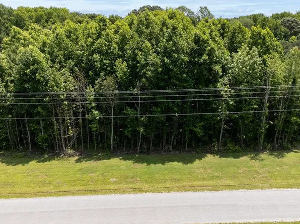 670 Hardings Wharf Dr, Kilmarnock, VA 22482