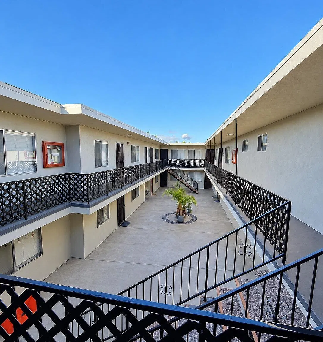 13229 Doty Ave — Photo 2
