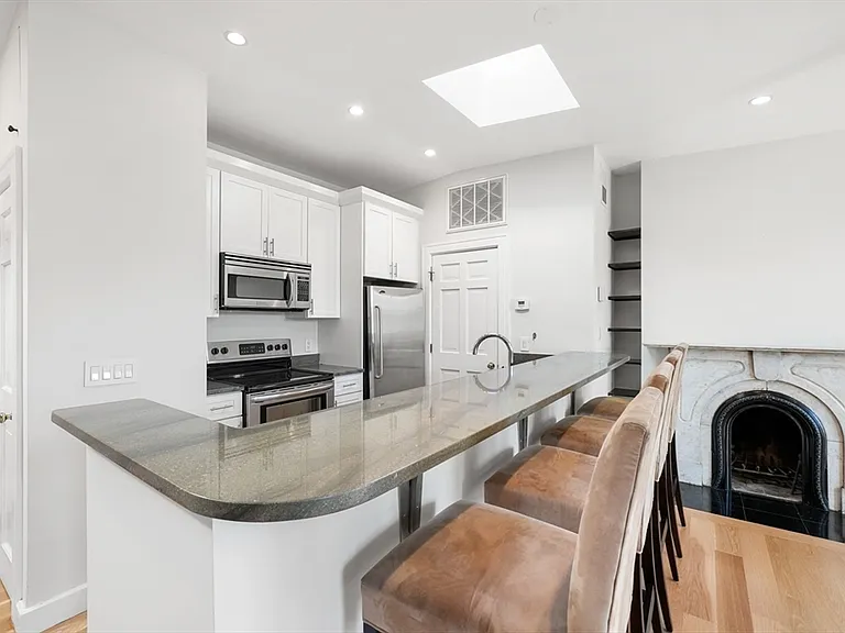 31 Concord Sq #4 — Photo 4