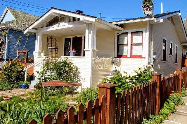 668 Van Buren St — Photo 1