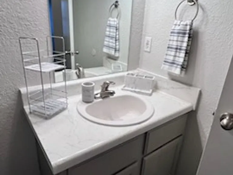 Hickory Grove Apartments — Photo 22