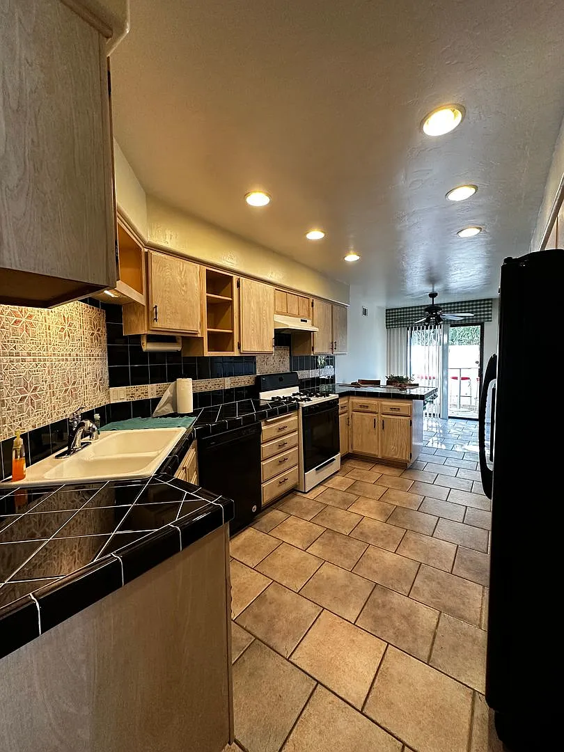 4 Bedroom, 4 Bath Home W/ 2-Car Garage. Swimming Pool And Large Fenced In Yard. Must See — Photo 3