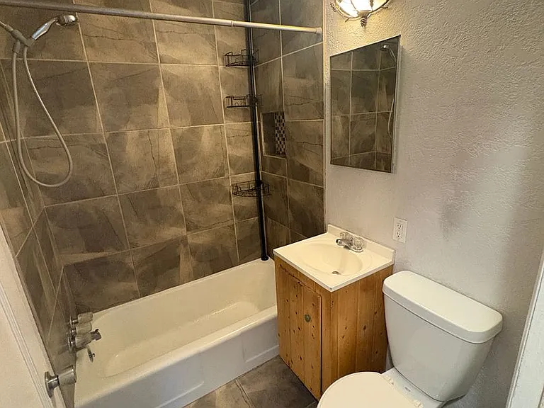1130 Howard Ave — Photo 7