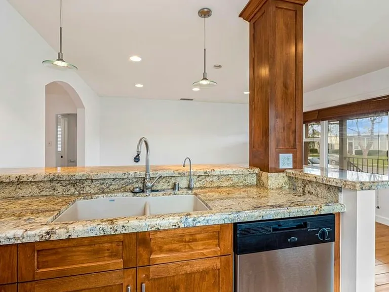 4759 Hackett Ave — Photo 2