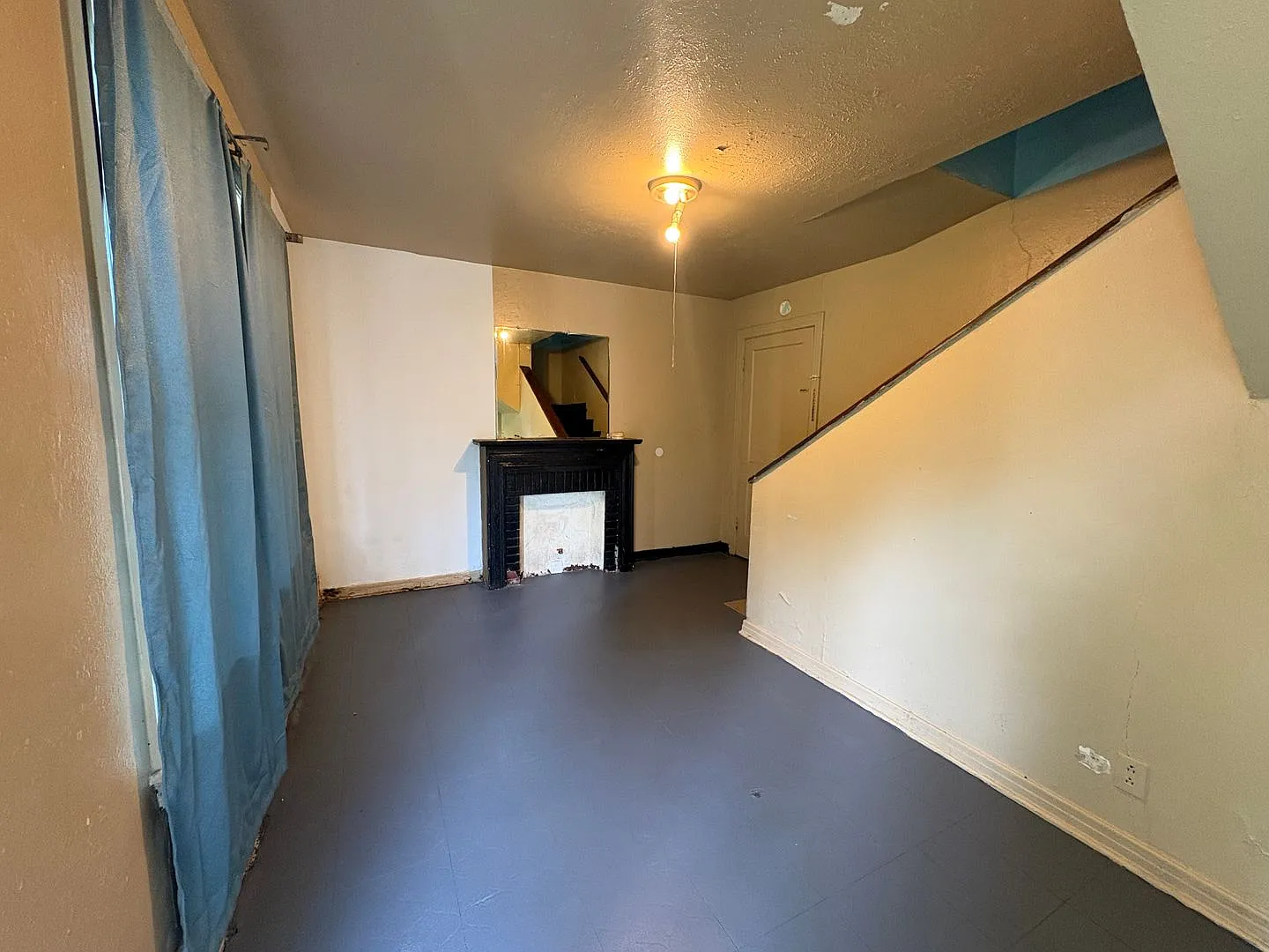 Two bedroom/1 bath garage apartment with Refrigerator and Gas range — Photo 3