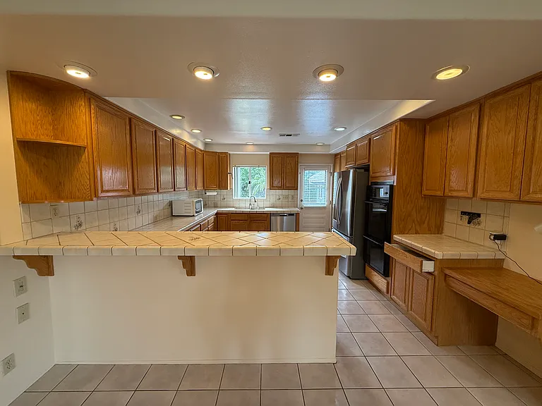 385 Eaton Dr — Photo 16