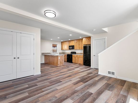 5th image of 149 SW Deer St #106