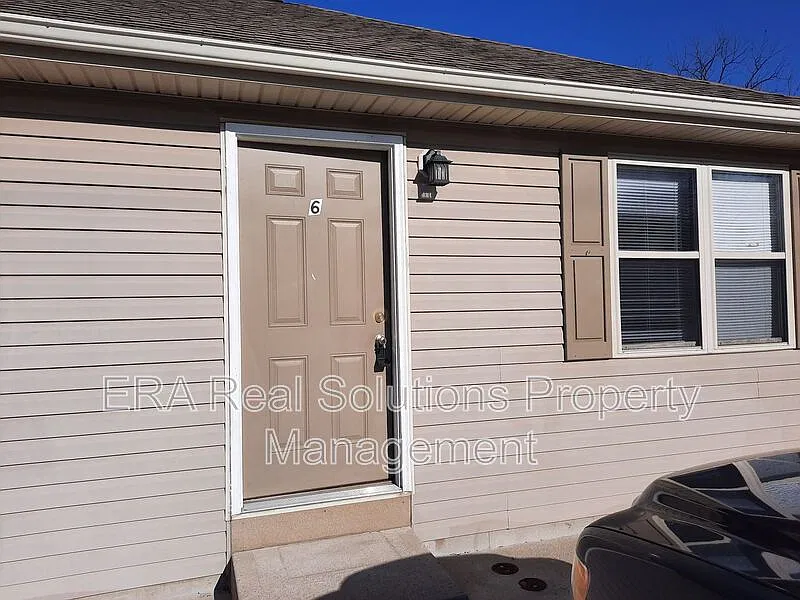 2 bed, 1.5 bath, $895 — Photo 1