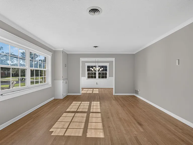 677 Selkirk Dr — Photo 8