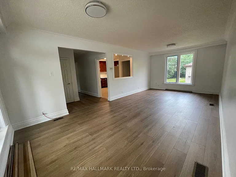 116 Cartier Cres #MAIN FLOOR — Photo 5