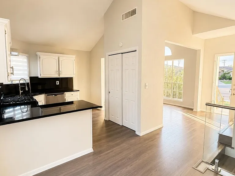834 N Resler Dr — Photo 4