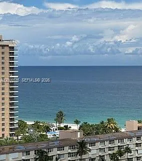 Hemispheres Condo — Photo 4