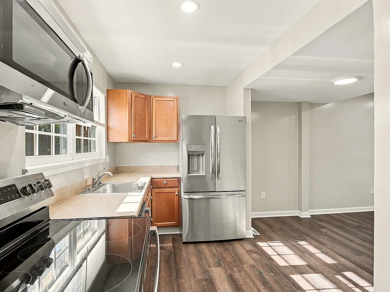 3 bed, 2.5 bath, 1040 sqft, $2,650 — Photo 2