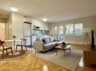 95 Lawton Blvd #102, Toronto, ON M4V 1Z8