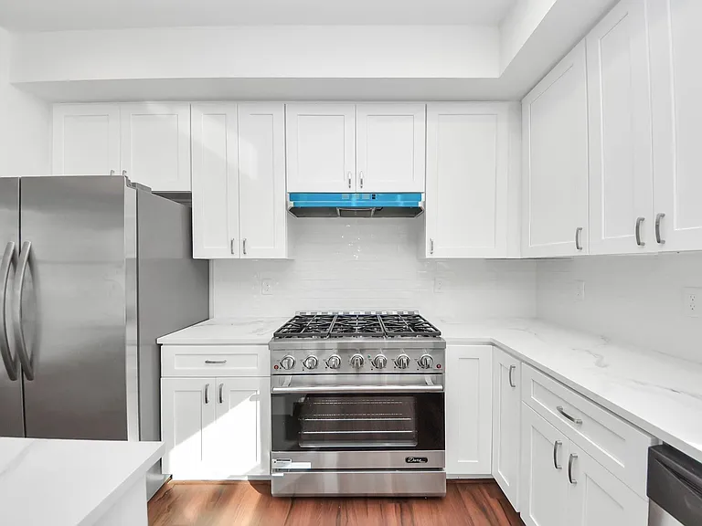 611 E 39th St #D — Photo 9