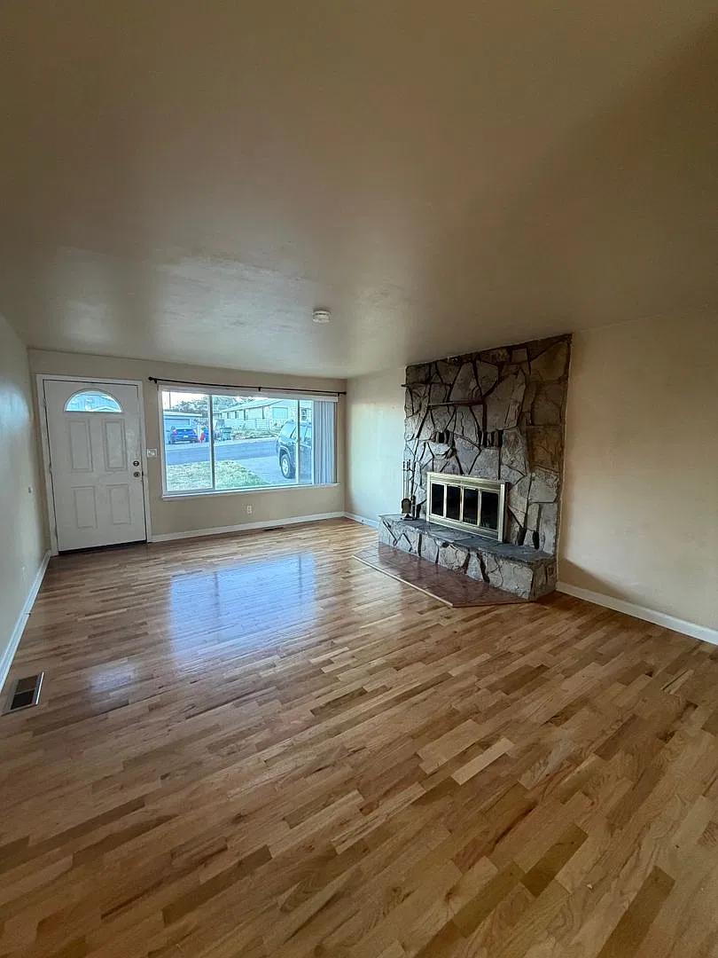 3 Bedroom House in Quiet Neighborhood — Photo 2