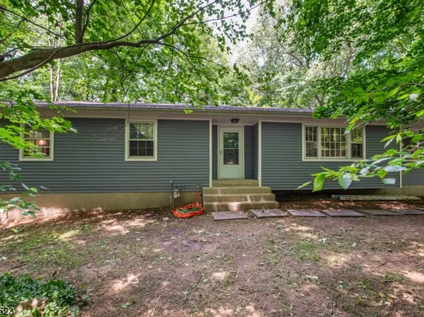 16 Forest View Dr, Washington Twp., NJ 07853