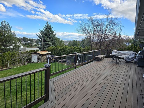 3rd image of 930 SW Fountain St