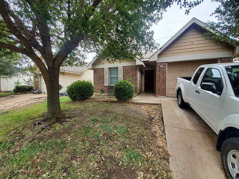 3025 Saint Ursula Dr — Photo 2