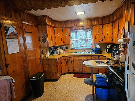 4th image of 24 Arbutus St