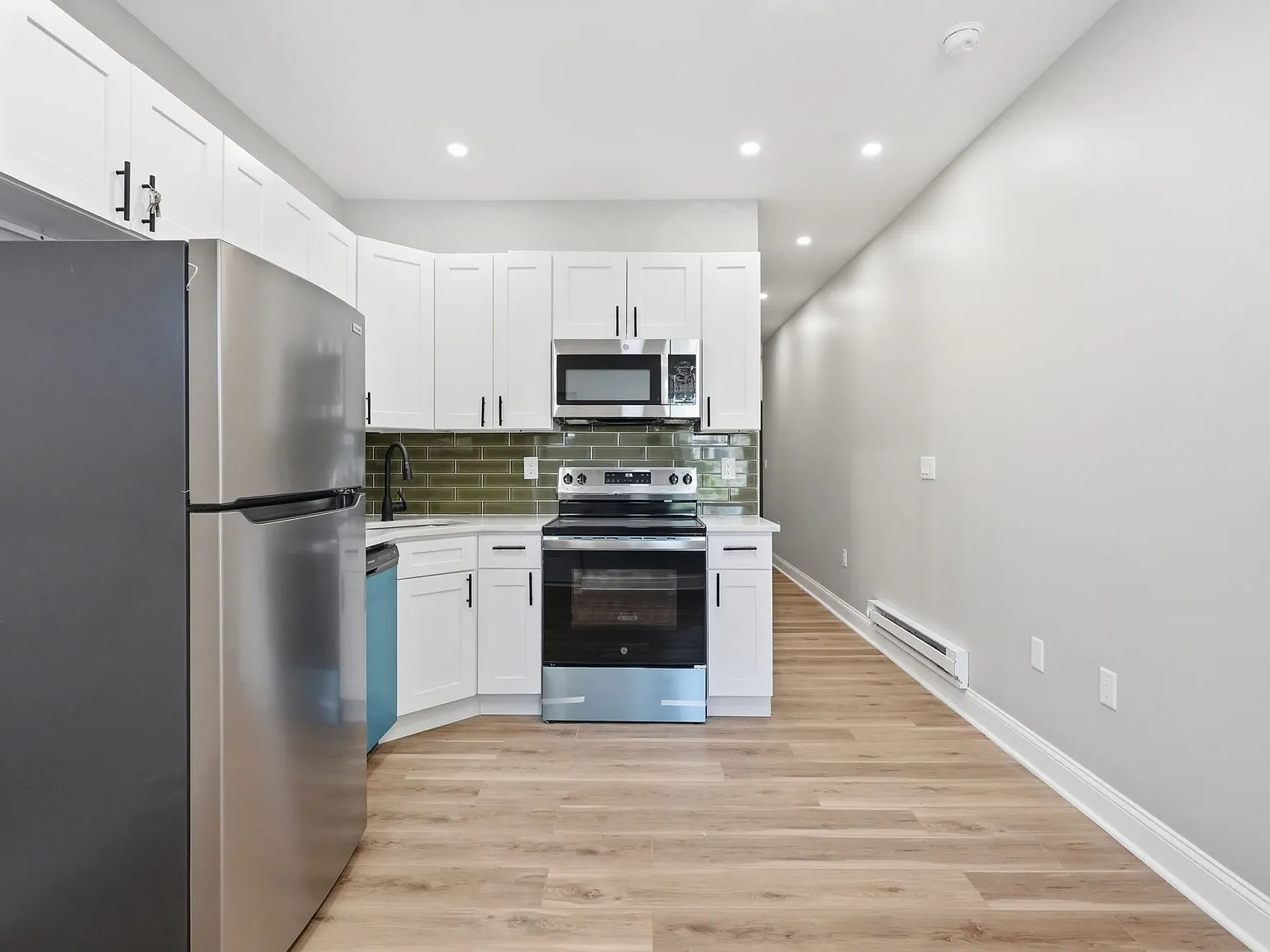 Gorgeous 2 Bedroom Available for Rent! — Photo 2
