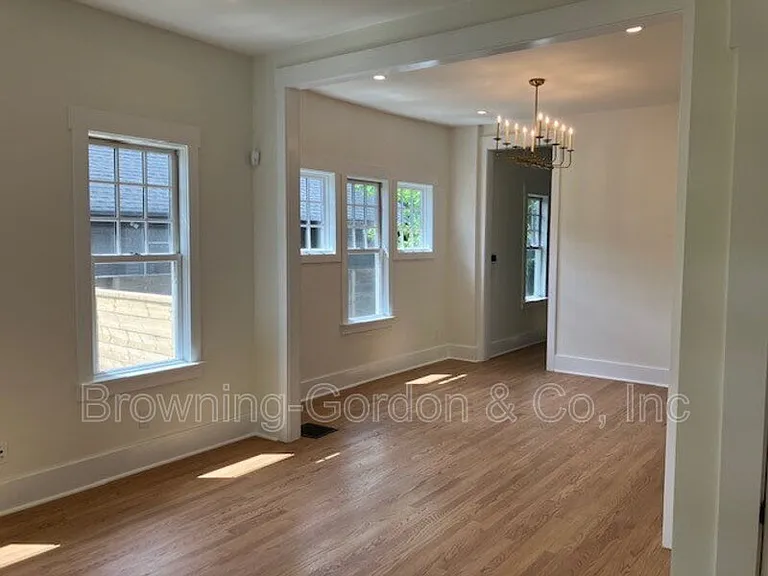 1005 W Eastland Ave — Photo 29