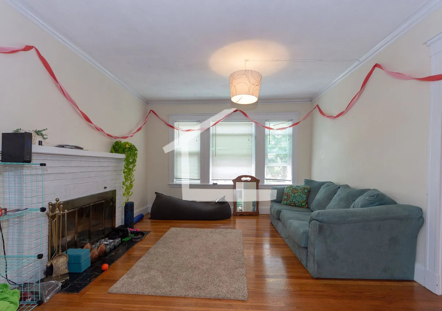 B.C-Area 4 Bed With Parking Included — Photo 2