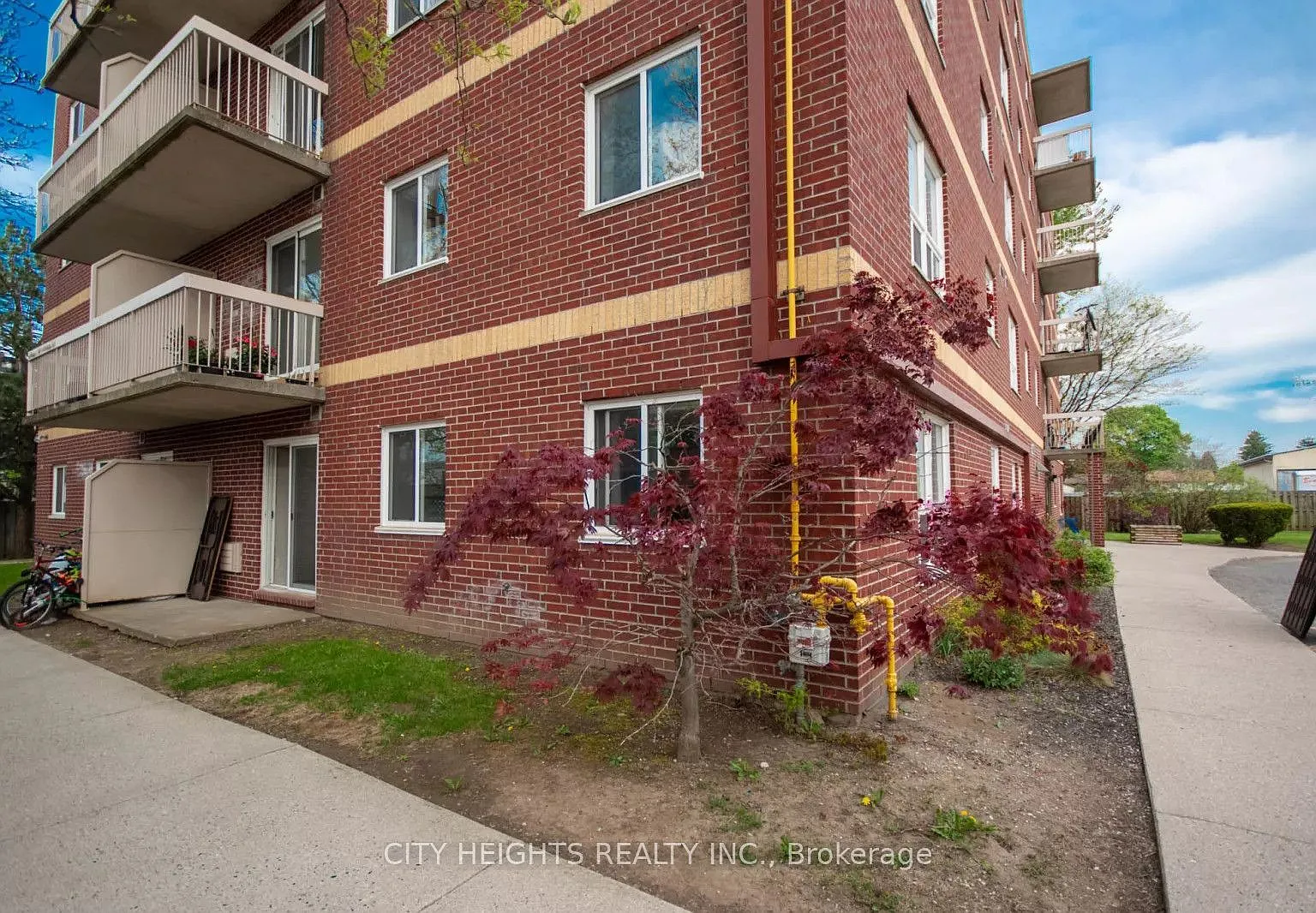 3 bed, $1,800 — Photo 2
