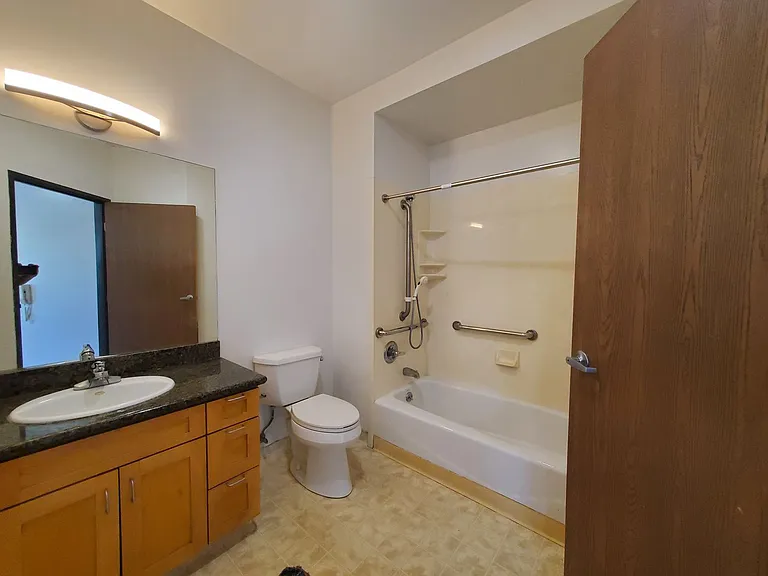805 Rutland St — Photo 3