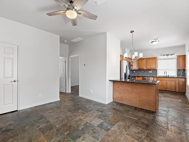 631 Cortlandt St #A — Photo 8
