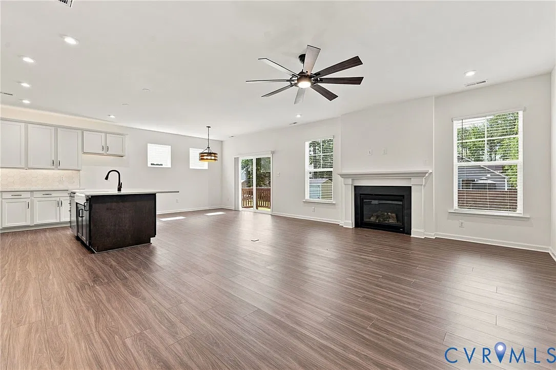3 bed, 2.5 bath, 1960 sqft, $2,595 — Photo 2
