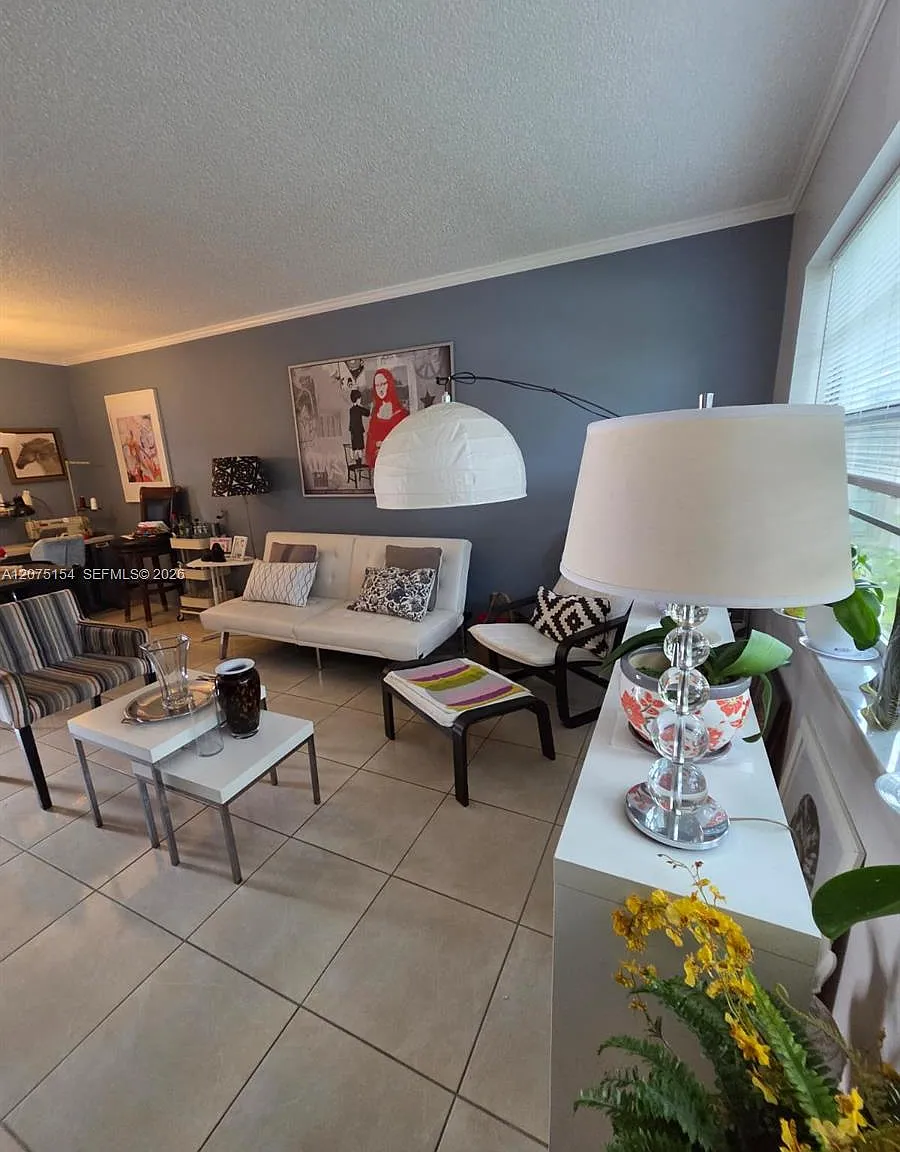 Quinsana Gardens Condo — Photo 3