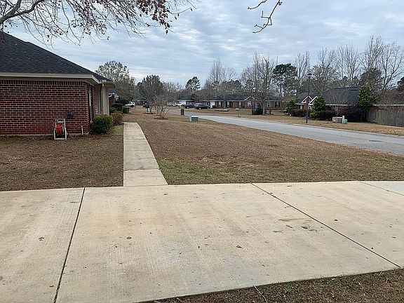 3rd image of 1305 Colonial Hills Dr