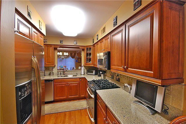 Silestone Counters..Thomasville Cabinets, SS Appliances